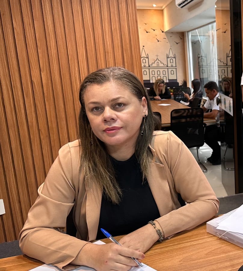 A vereadora Adelucia Cléa indicou que sejam providenciadas horas máquinas para limpeza da Barragem de João Dorô