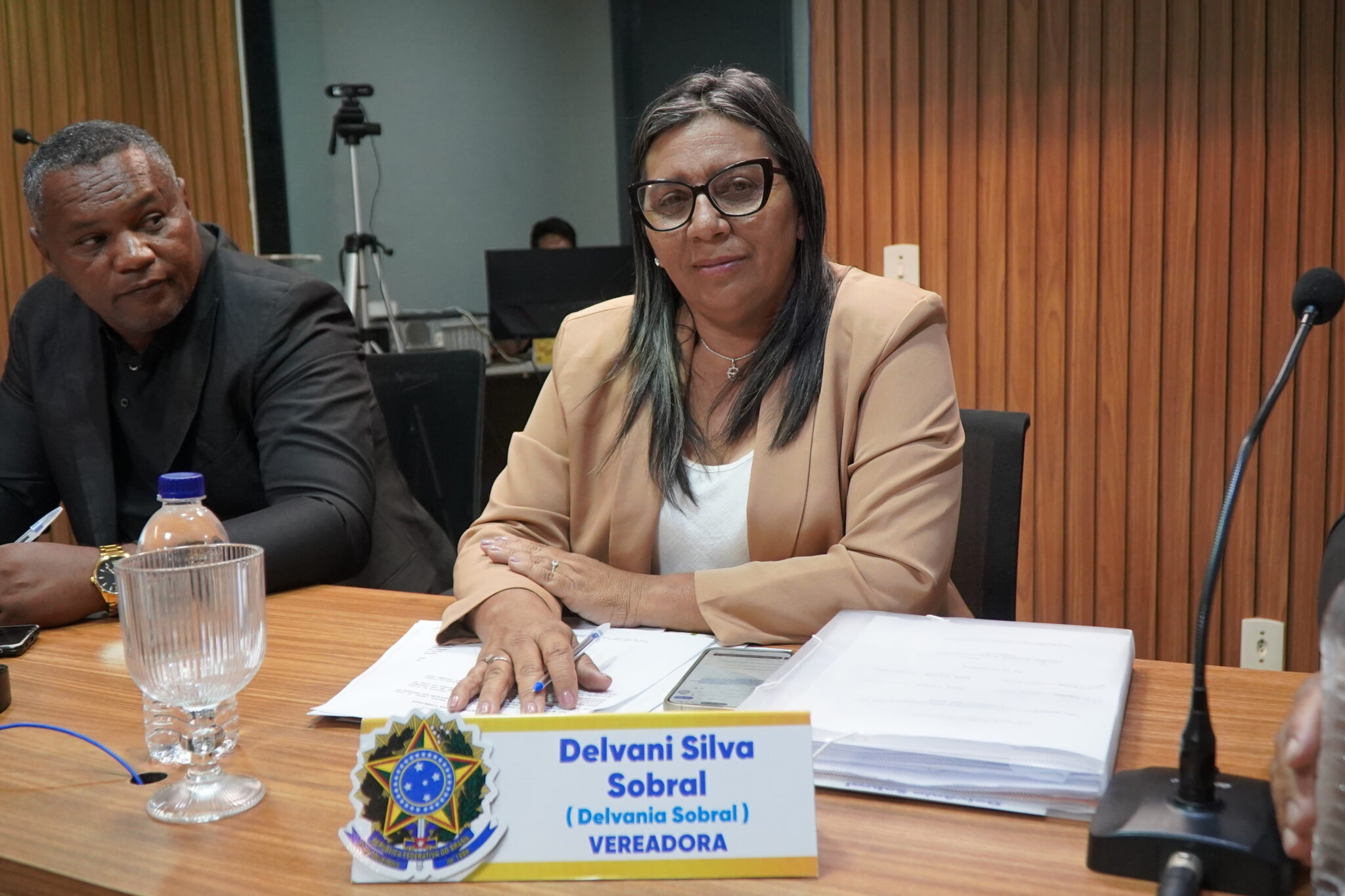 Verª. Delvania Sobral que o município faça parceria com as clínicas particulares de oftalmologia para atender a demanda de exames de vista no município de Ouricuri